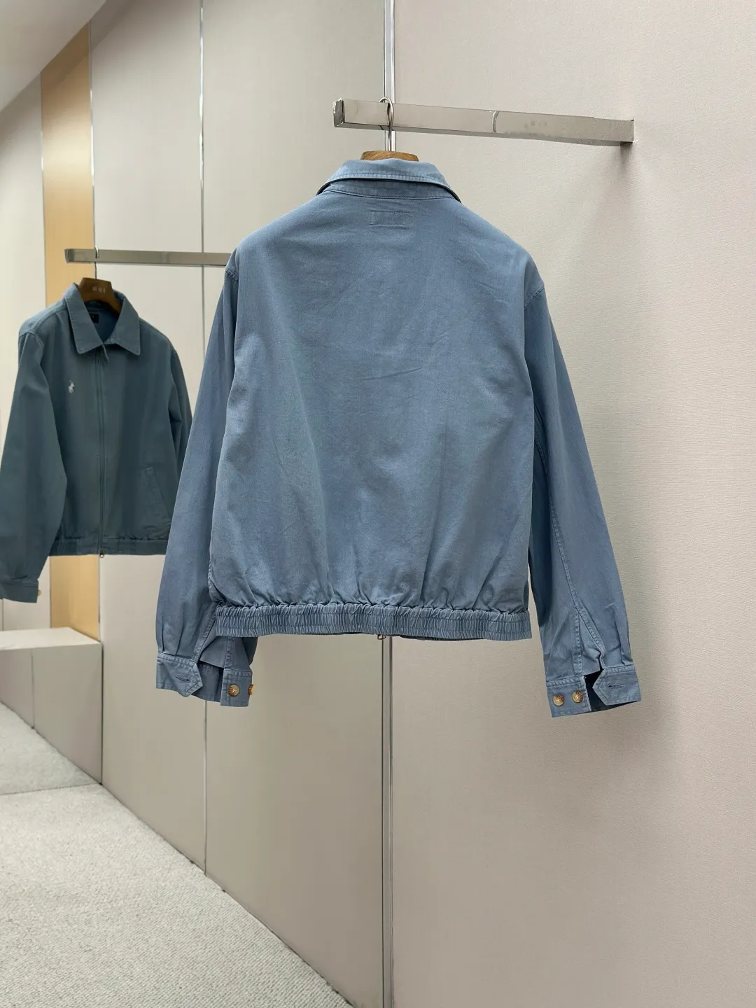 P490 Ralph Lauren embroidered zipper jacket. Customized cloudy blue twill cotton. Soft and silky. Comfortable against the skin. Mainly based on cloudy blue. A color with a life attitude. Exquisite white pony logo is embellished. Fully recognizable. With a breath of freedom and vitality. A symphony of pure and smart colors. Reconstruct the classic with a neat silhouette. Use advanced computer control system and precision mechanical components to realize the iconic pony embroidery operation with high precision and smooth and delicate lines. Process 2: Template machine bag opening. The preset template guides the position, shape and size of the bag opening. The accuracy ensures the quality of the bag opening effect. 230 Process 3: The hem is made in one go using a three-needle waist-drawing machine. The elastic band and fabric are sewn together in the same process using the special needle position and feeding mechanism of the machine. The three-needle design is more solid. Able to evenly distribute pressure and ensure tight fit between the elastic band and the fabric. Process 4: Follow the original color system for dyeing. Prioritize the original color and fabric material. Select special dyes. Reheat to appropriate temperature. Perform dip-dyeing. Finally, perform color registration. Accessories: Customized Ralph Lauren engraved buckle. Customized Ralph Lauren bronze zipper. Customized Ralph Lauren trademark. Version: Fitted version. Size: S M L XL.